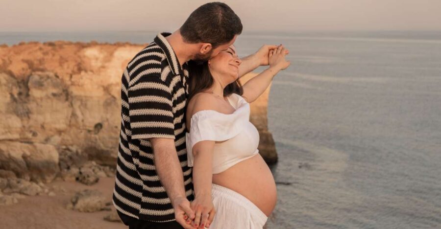 Algarve: Photoshoot for couple, family, portrait - Outfit planning in the Algarve: light colors look best in photos
