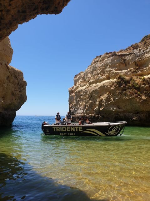 From Armação de Pêra: Benagil Caves and Beaches Boat Tour - What you see in one hour: the route from Beijinhos to Benagil