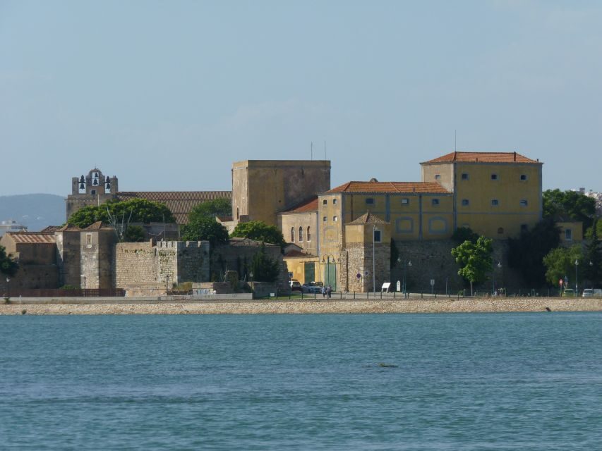 From Faro: 4 Stops, 3 Islands in Ria Formosa Catamaran Tour - Getting on the boat: Cais das Porta Nova and the green-shirt staff cue